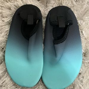 LeIsfIt Toddler Water Shoes.